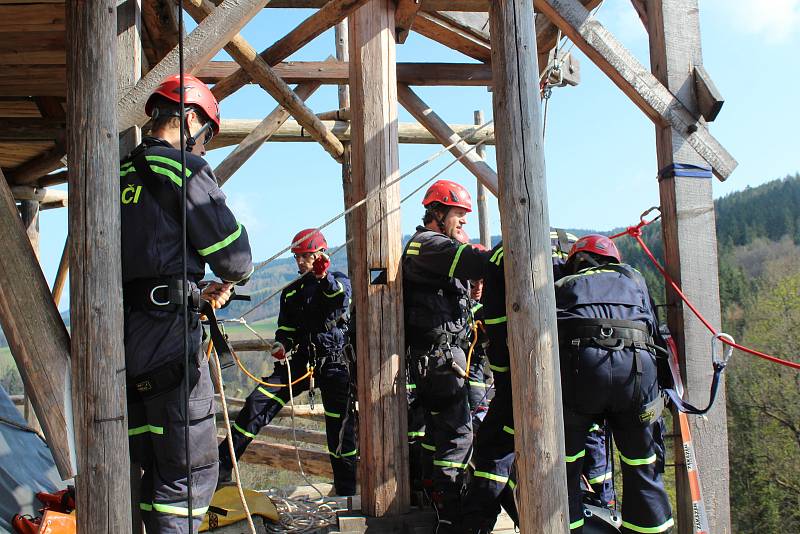 Lezecká skupina Územního odboru Český Krumlov HZS JčK spouštěla na laně z horní plošiny středověkého lešení na Jakobínce při taktickém cvičení dva raněné. Zásahu velel Marek Voldřich.