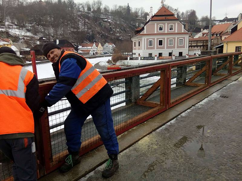 Tesaři na most Edvarda Beneše v Českém Krumlově instalují zábrany na chodníky.