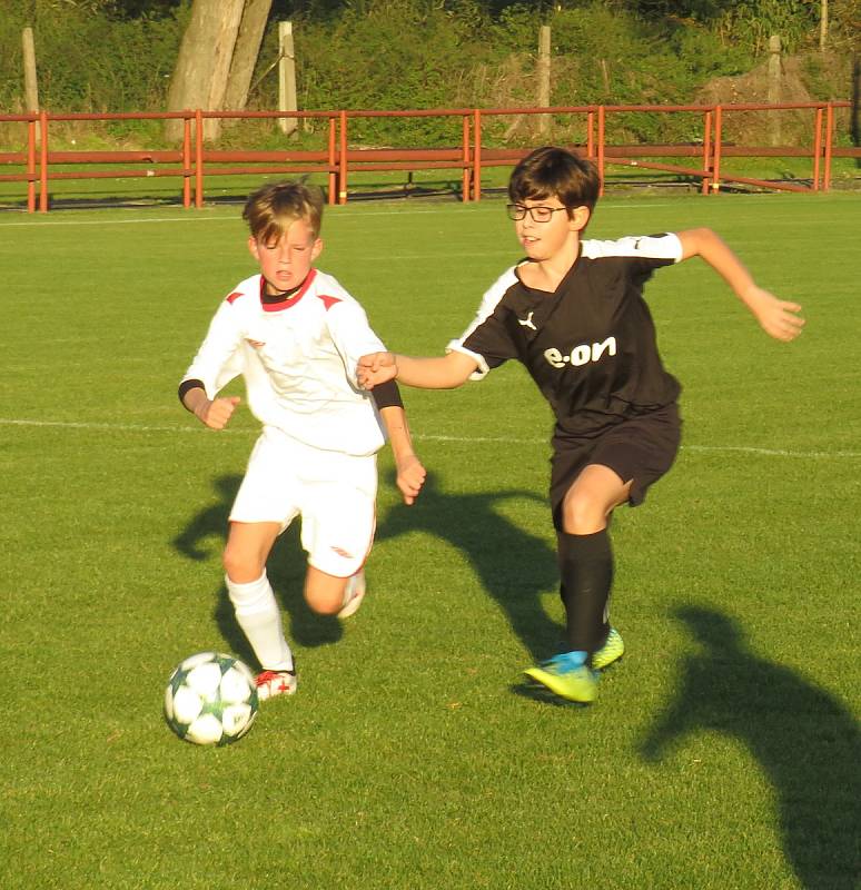 OP starší přípravky - 7. kolo: FK Spartak Kaplice (černé dresy) - SK Větřní 3:11 (0:7).