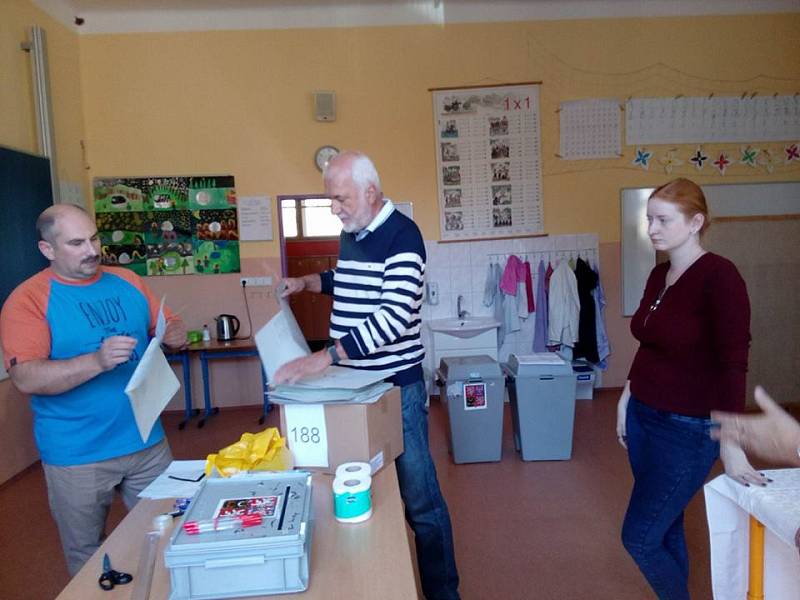 Volební komise na krumlovské ZŠ TGM se připravuje na 14. hodinu