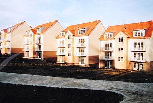 Nové bytovky pod kasárnami postavilo město Český Krumlov s firmou CZ Stavební holding, a. s., Pardubice a Bytovým družstvem Dubina II Pardubice v roce 2003. V únoru 2025 uplyne přesně dvacet let od kolaudace.