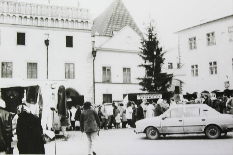 Osmdesátá léta v Českém Krumlově. Vánoční trhy na náměstí Svornosti.