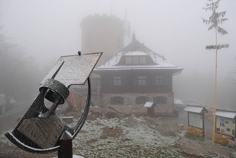 Na Kleti v noci ze 14. na 15. května 2019 nasněžilo.