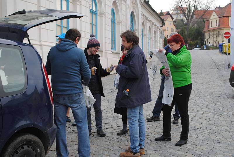 Dobrovolníci se sešli ráno před krumlovským městským divadlem, na cestu dostali kromě náčiní i svačinu.