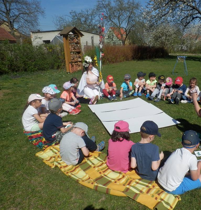 Děti ve školce v Kamenném Újezdu při oslavě Dne Země plnily spoustu úkolu a velmi si to užily.Foto: MŠ Kamenný Újezd