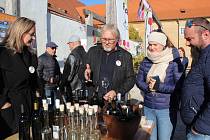 Festival vína Český Krumlov 2021 byl tradičně zahájen na vinici v klášterní zahradě. Návštěvníci mohli mimo jiných ochutnat pití z odrůdy Solaris pěstované v Českém Krumlově. Takže víno ročníků 2017, 2018, 2019. Také výbornou grappu z roku 2018, vínovici 