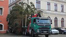 Pokus číslo jedna. Instalace vánočního stromu v pondělí na českokrumlovském náměstí.