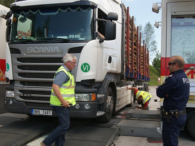 Na kamiony a jejich řidiče si v pátek posvítili policisté u Dolního Dvořiště.