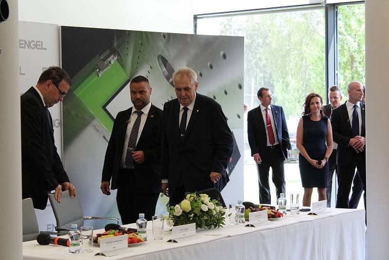 Prezident Miloš Zeman v pondělí odpoledne navštívil kaplickou strojírenskou společnost Engel.