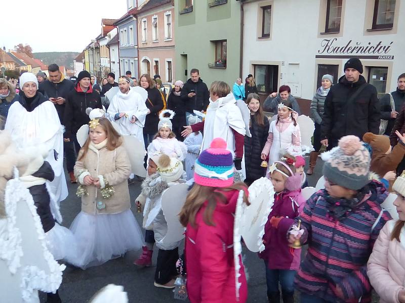 Adventní charitativní trh ve Velešíně, průvod andělů a rozsvícení vánočního stromu.