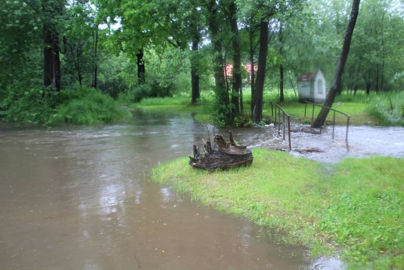 Polečnice v Kladenském Rovném na Českokrumlovsku zatopila mostek.