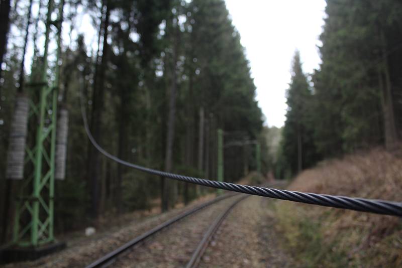 Stromy popadaly na trať i v okolí zastávky Rožmberk nad Vltavou.