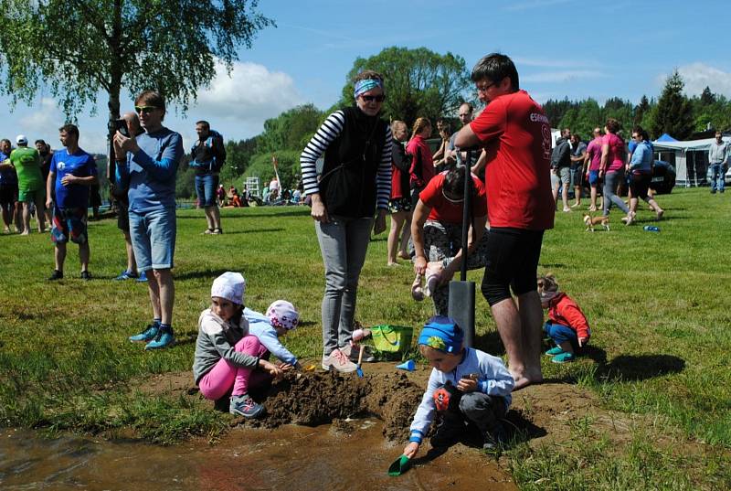 Závody dračích lodí na Lipně v sobotu 21. května 2022 zahájily lipenskou letní sezónu.