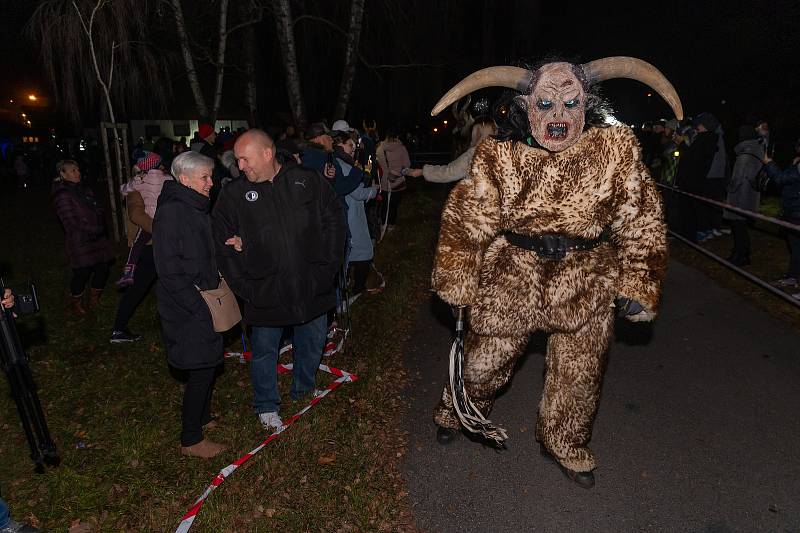 Krampusáci děsili svým zjevem ve Vyšším Brodě.