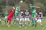 Kapličtí fotbalisté (v černobílém) v 8. kole I. A třídy doma podlehli Roudnému 1:2.