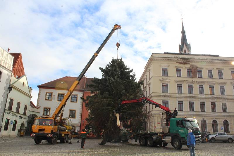 Pokus číslo jedna. Instalace vánočního stromu v pondělí na českokrumlovském náměstí.