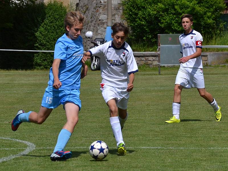 Okresní přebor starší žáci - 21. kolo: SK Zlatá Koruna (modré dresy) - Smrčina Horní Planá 2:0 (1:0).