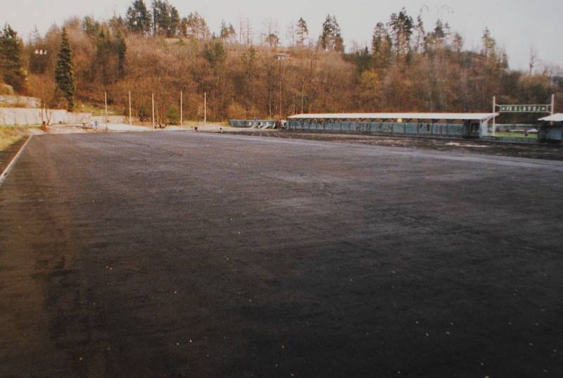 Český Krumlov v roce 1999. Úprava tréninkového škvárového hřiště.