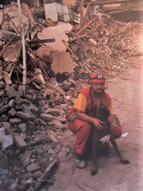 Martin Lobík s fenkou boxera Fixie na záchranné misi po zemětřesení.