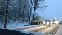 Na silnicích na Krumlovsku je radno jezdit s velkou opatrností.