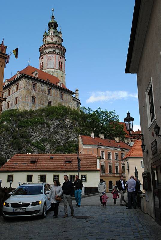 Ulice Českého Krumlova pomalu, ale jistě ožívají.