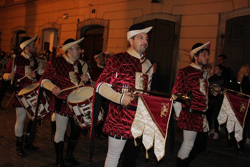 Noční ohňový průvod městem v pátek o Slavnostech pětilisté růže v Českém Krumlově.