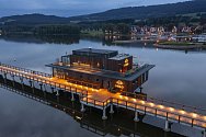 Komplex Molo Lipno Residence v Lipně nad Vltavou nového rezidenčního bydlení doplněného o unikátní restaurace nad vodou.