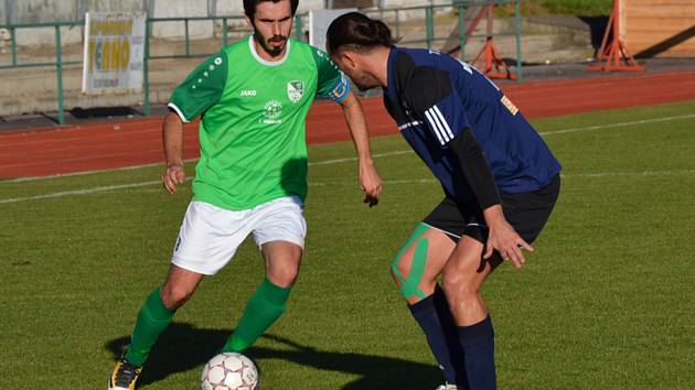 Ondrášovka KP muži - 8. kolo: FK Slavoj Český Krumlov (zelené dresy) - TJ Dražice 3:0 (2:0).
