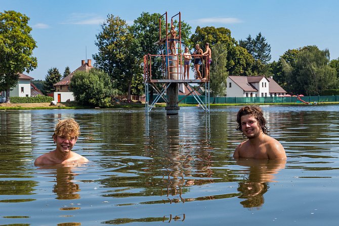 Holubovský rybník by brzy mohl mít vlastní pláž, chce ji tam navézt obec. Richard Vaculík (vpravo) a Vladimír Srnský, brigádníci  z Dívčího kamene, se v něm koupou pravidelně.
