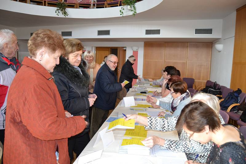 Při prvotním náporu za deset minut v křemežské volební místnosti odvolily na tři desítky občanů.