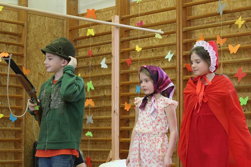 Den otevřených dveří na krumlovské TéGéeMce se vyvedl - a dobrovolné příspěvky za výrobky a občerstvení vynesly rekordní částku pro adoptivního syna školy Munasheho.