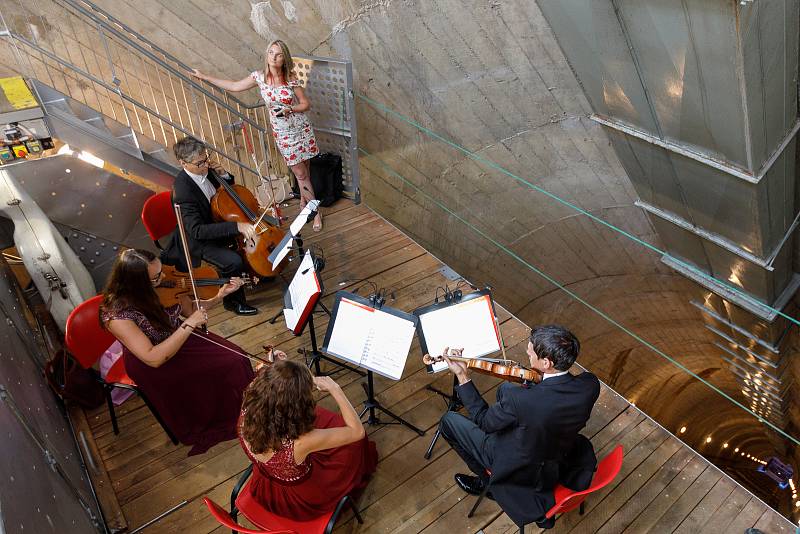 Kvarteto Jihočeské filharmonie zahrálo ve středu odpoledne v podzemních prostorách lipenské elektrárny.