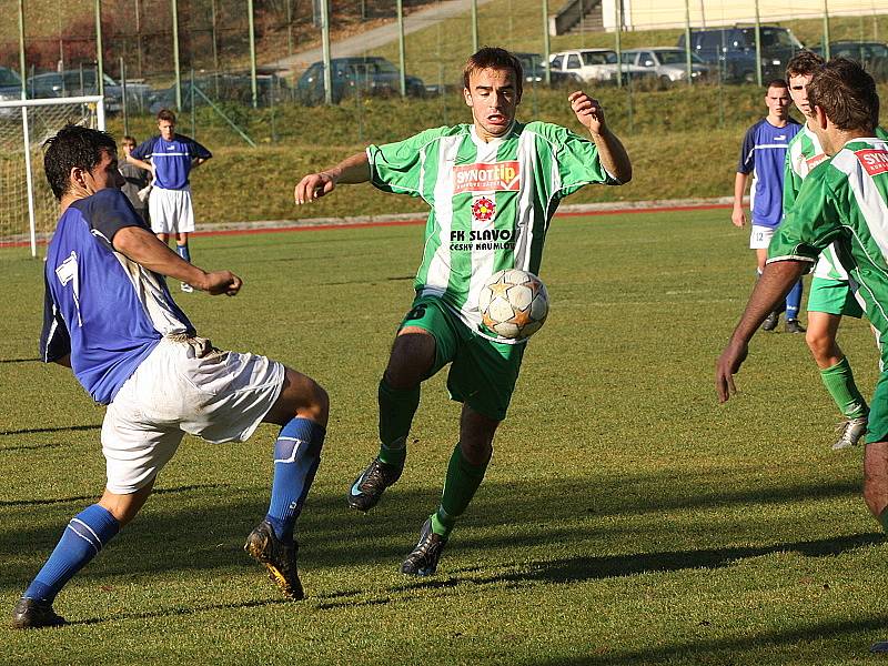 Pochvalu z úst trenérů krumlovského dorostu si za celý podzim vysloužil už stabilní člen obrany áčka Slavoje Jakub Zatloukal (vpravo, na snímku v souboji s hráčem SKP Linhartem).