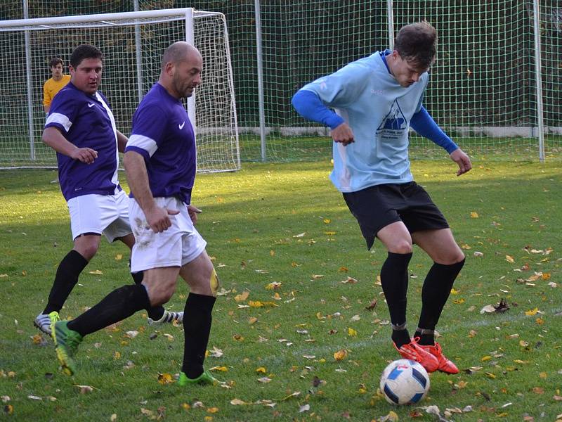 OP muži - 11. kolo: SK Zlatá Koruna (azurové dresy) - FK Dolní Dvořiště 4:2 (2:1).