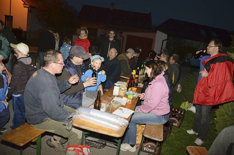 Setkání u májek na Křemežsku. Spokojení Holubovští. Májku mají dlouhou 27 metrů. 