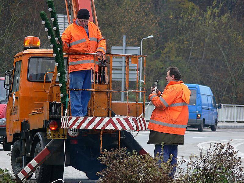 Vánoční výzdoba už začíná pomalu krášlit Český Krumlov. Pracovníci Služeb města Český Krumlov v úterý zvelebovali prostory Chvalšinské ulice. „Pokračujeme tak, jak nám to čas dovolí,“ řekl ředitel Služeb města Český Krumlov Pavel Turnhöfer.