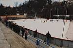 Český Krumlov v roce 1998. Turnaj žáků 5. tříd na zimním stadionu.