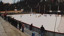 Český Krumlov v roce 1998. Turnaj žáků 5. tříd na zimním stadionu.