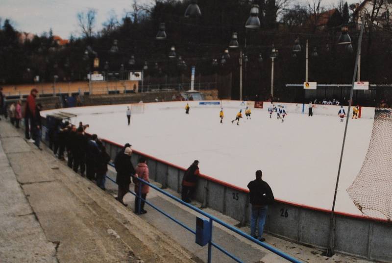 Český Krumlov v roce 1998. Turnaj žáků 5. tříd na zimním stadionu.