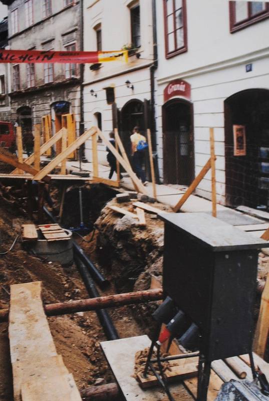 Český Krumlov v roce 1998. Výměna inženýrských sítí v Dlouhé ulici.