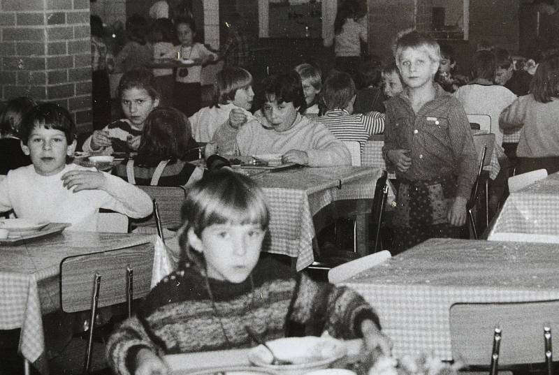 Český Krumlov v roce 1987. Výdej stravy v jídelně ZŠ Ant. Zápotockého.