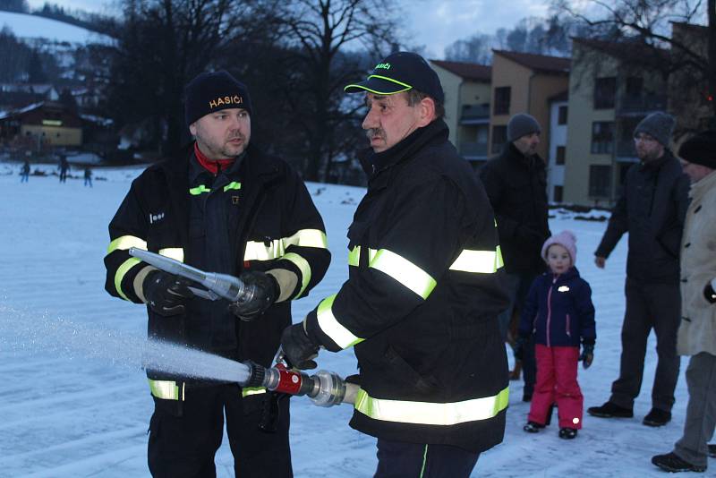 Krumlovští dobrovolní hasiči se snažili zkvalitnit led na rybníku Horní Brána.