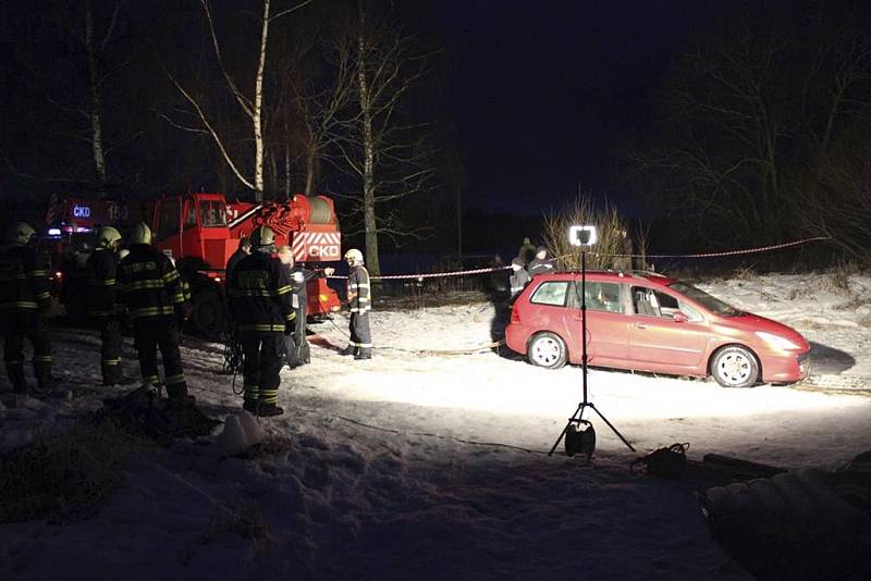 Hasiči vytahovali auto, které se propadlo do ledu na lipenském jezeře. 