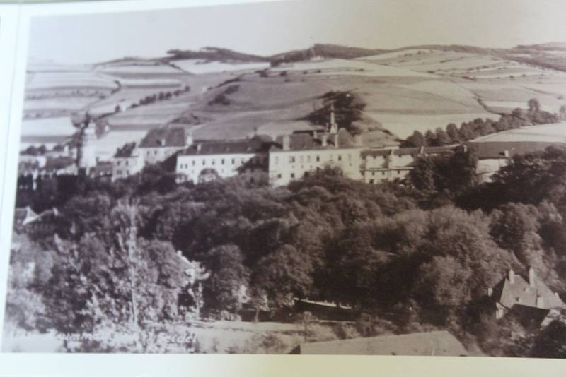 Museum Fotoateliér Seidel slaví deset let od svého otevření. Na Dni otevřených dveří si kromě prohlídky muzea a zahrady hosté zkusili i techniku zvanou kyanotypie.