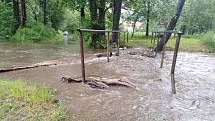 Rozlitá Polečnice zaplavila mostek v Kladenském Rovném na Českokrumlovsku.