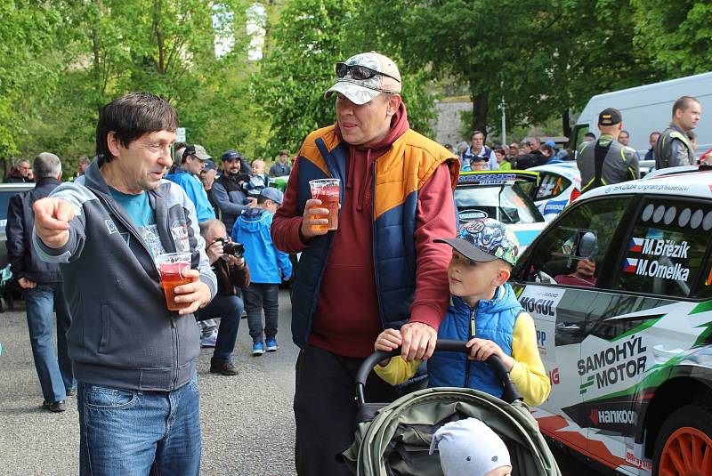 Sedmačtyřicátý ročník Rallye Český Krumlov byl v pátek odpoledne zahájen v Jelence.