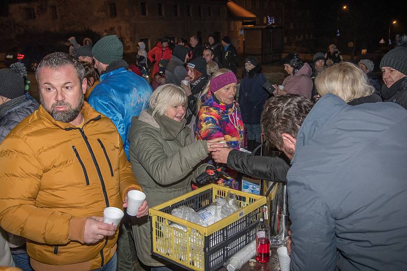 Obyvatelé Světlíka se setkali na návsi při rozsvícení vánočního stromku.