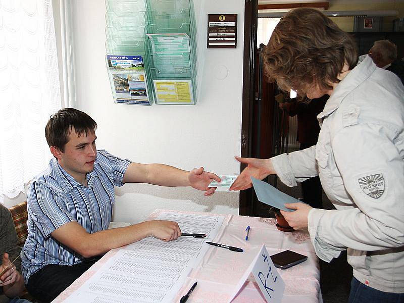 Velmi překvapila svým mládím jedna z volebních komisí ve Velešíně. Takřka všichni její členové se této práce zúčastnili poprvé a takřka všichni se pohybovali svým věkem těsně kolem dvacítky.