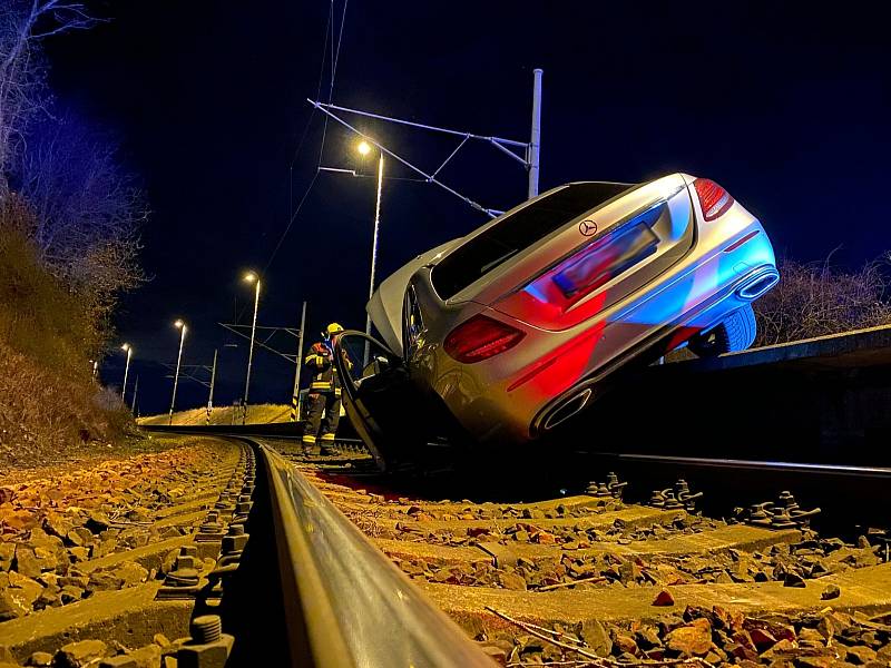 Ve Velešíně vjelo auto na peron a skončilo v kolejišti.