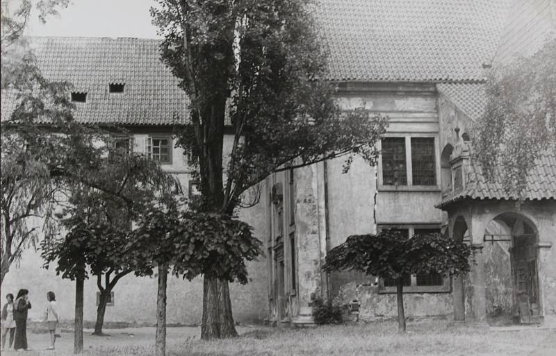 Český Krumlov v 70. letech 20. století. Areál klášterů.